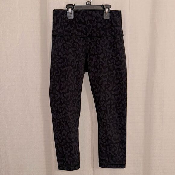 lululemon 6 21” Black Gray Camouflage Athletic Workout Crop Legging - Picture 1 of 8